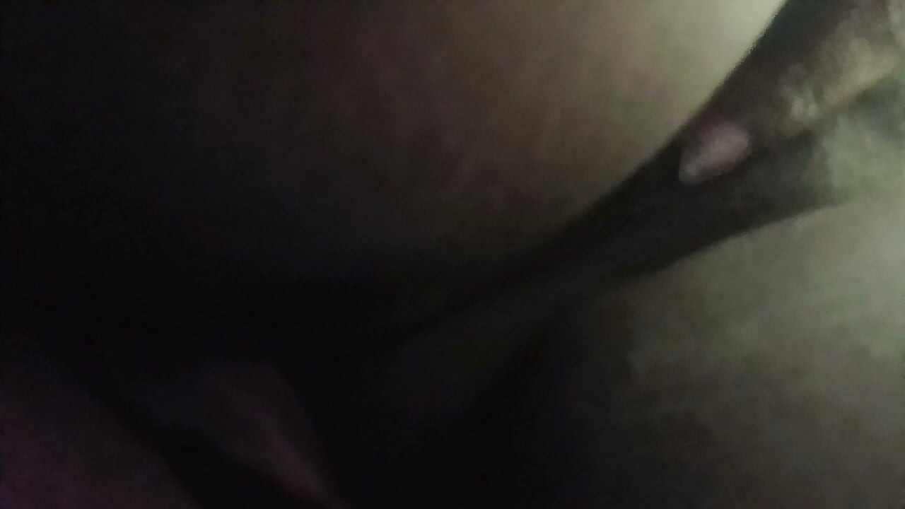 Estoy sentada en la oficina, acariciando mi coño negro.