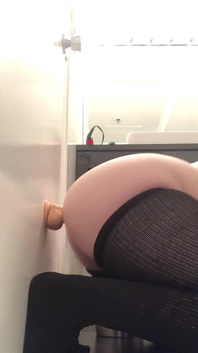 רוכבת על דילדו עם התחת שלי