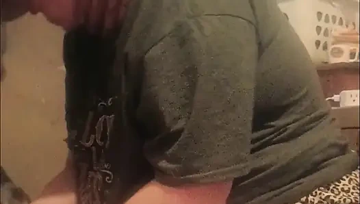 Skyebay'ın gırtlağına kadar sikişiyor