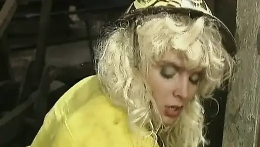 Blonde arbeiterinnen aus deutschland wurden in dieser amateur-session gefickt