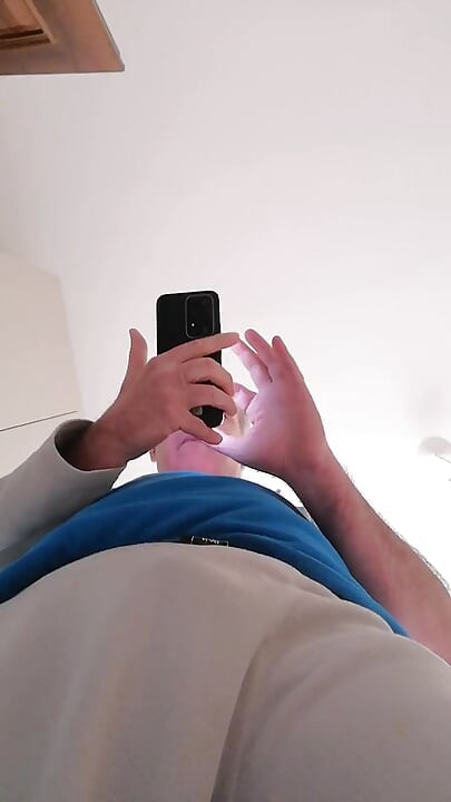 Slyšíš zvuk mé ruky, jak se třese po mém tvrdém, oteklém penisu
