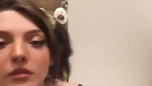 Beberapa konten sepong besar pria kulit hitam yang pengen banget aku isap orang lain