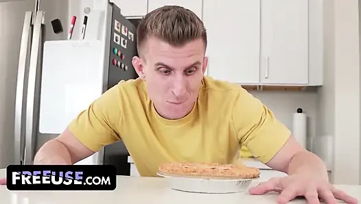 Pie and Pussy: Oliver's No Nut November Ends with Crystal's Steamy Stepdaughter Service
