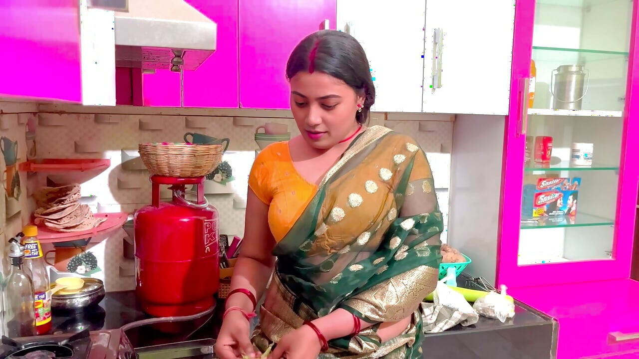 Üvey annemi sert sikiyorum, üvey annem üvey babamı özlüyor, bu yüzden sert yarağımı istiyor, tam Hintçe video