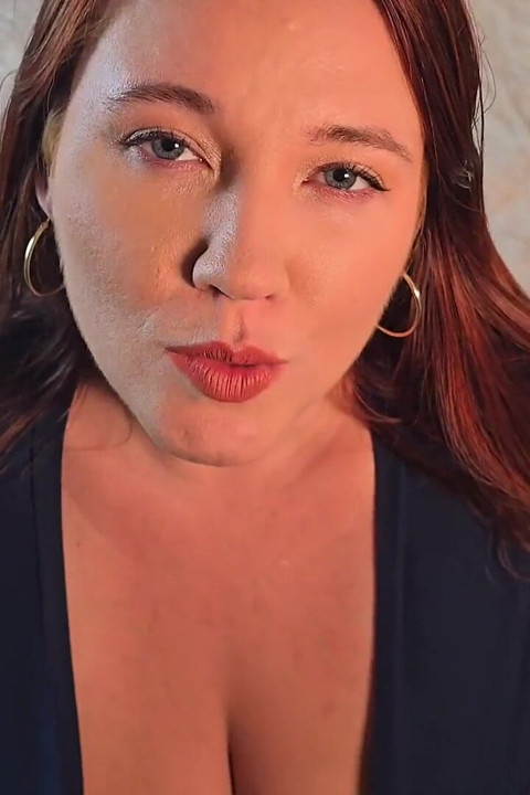 Evli orta yaşlı seksi kadın yaşlı bir sikiş arkadaşı ile sikişiyor