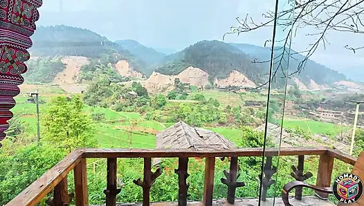 Heißes Landmädchen lutscht Schwanz in gemütlicher Hütte mit Blick auf die Hügel