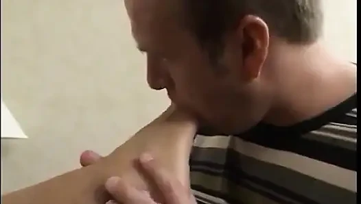 Stud loves licking brunette hottie's feet before she sucks him