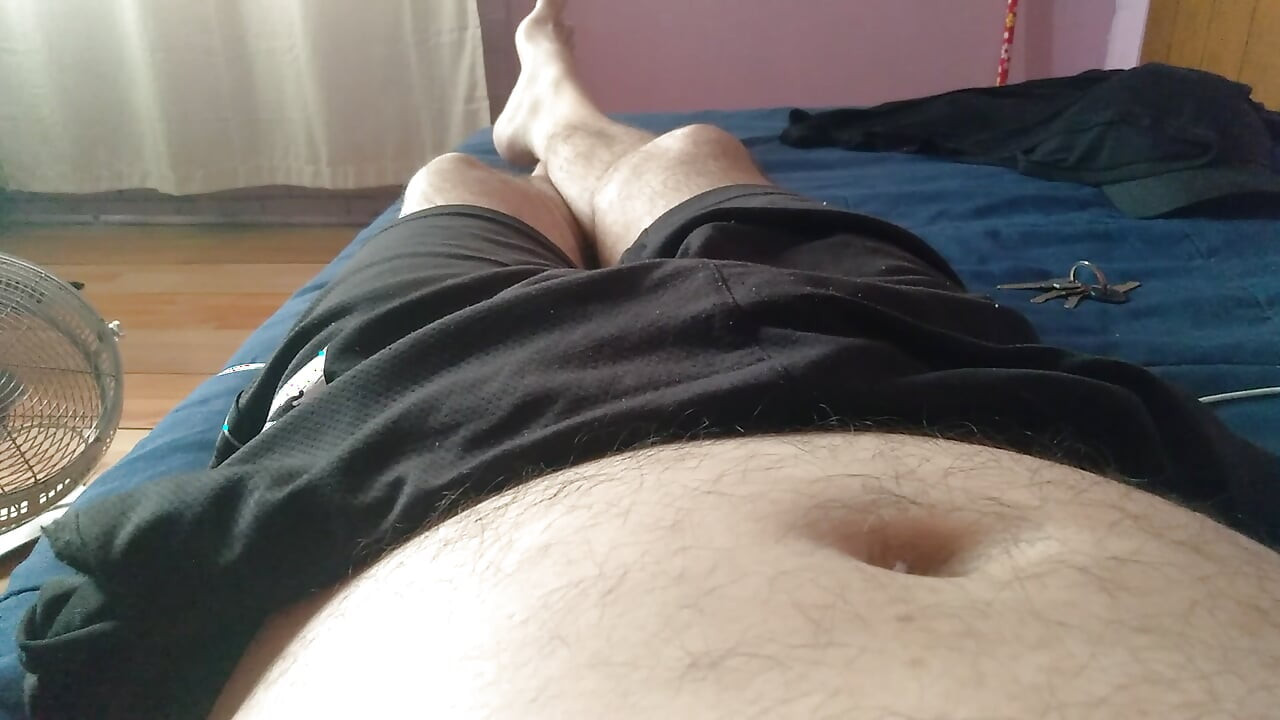 Fofa jovem tem seu pau enorme oleado com luxúria