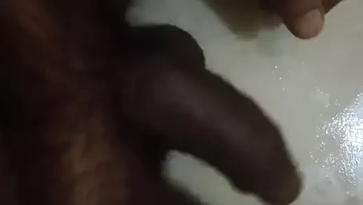 Büyük siyah yaraklı adam çok sert mastürbasyon yapıyor ve boşalıyor