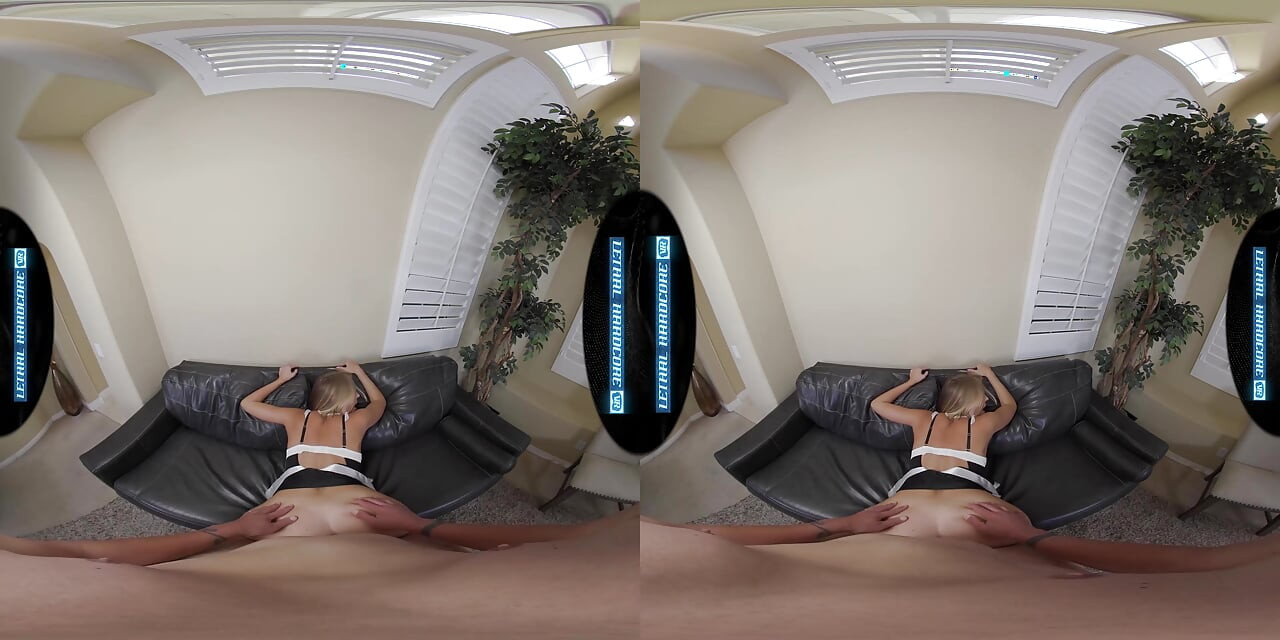 LETHAL HARDCORE VR - Busty Maid LOVELY LO spreder benene bredt for dig