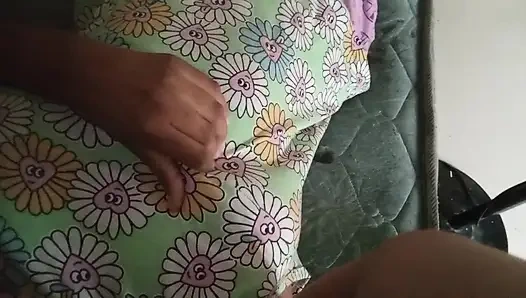 Горячая девушка Remido с удивительными большими сиськами и голодной киской с развлечением похоти Musterbation