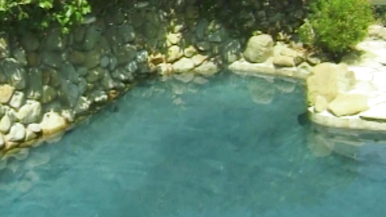 Lesbische Pool-Verführung