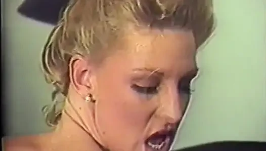 Lustvolle schlampen in sexy dessous fingern sich gegenseitig