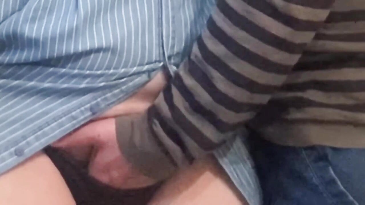 Pervertido esfregando buceta peluda no metrô