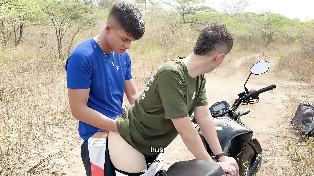 با بهترین دوست TWINK کلمبیایی‌ام به سمت رودخانه قدم زدیم... و کار به FUCK در فضای باز کشید