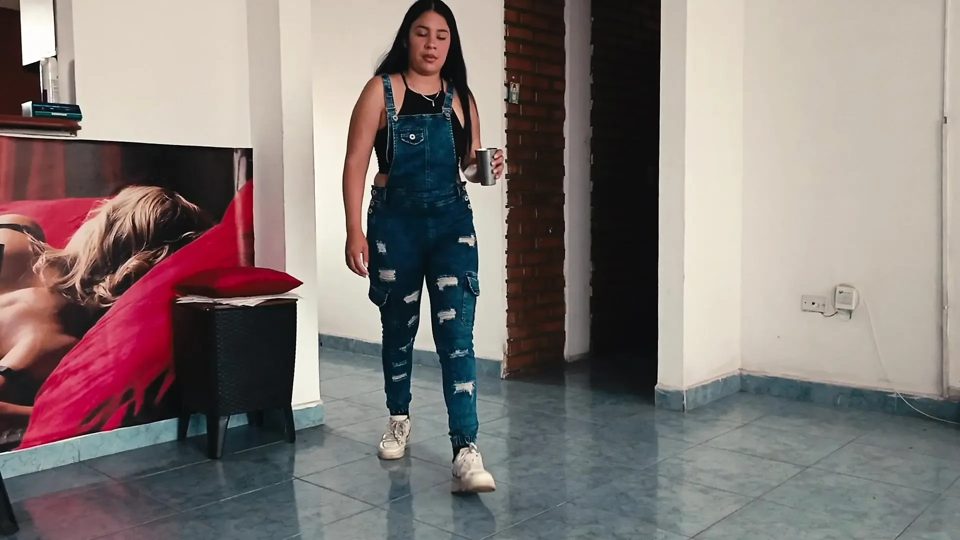امرأة عزباء لديها رغبة كبيرة في ممارسة الجنس تلتقي برجل على تطبيق مواعدة ، وتطلب منه الخروج وينتهي بهم الأمر بقضاء ليلة من الشغف