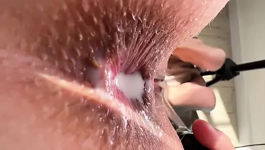 Dia bertanya apakah susu akan bocor keluar dari anusnya jika dia duduk di pasuit terusan untuk waktu yang lama?