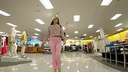 Une longue chatte fait du shopping avec mon énorme capuche et mon plug anal visibles à travers mon pantalon !