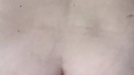 Ее киска течет мокрой, пока она скачет на нем