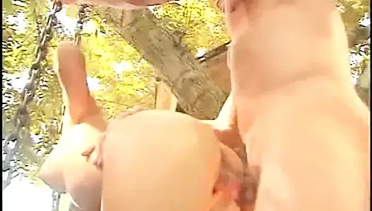 Adam bahçede dik memeli sevimli esmeri sikiyor