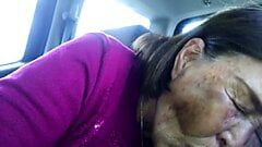 Người phụ nữ châu Á già Hàn Quốc hút bbc khô trong xe hơi.