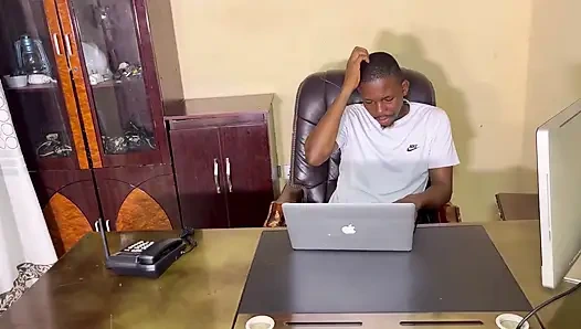 Он трахает новую уборщицу, когда она Dey чистит офис