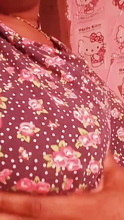 Membonggol bantal saya menggesel pepek berbulu saya