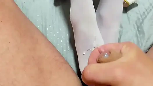 MILF играет ногами с членом и получает кончание с точки зрения колготок