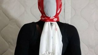 Нейлоновая кукла в маске с шарфом