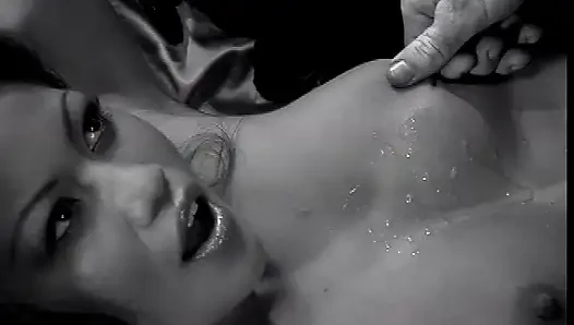 Angel si cewek hot lagi asik fingering memeknya sebelum dientot dengan nikmat