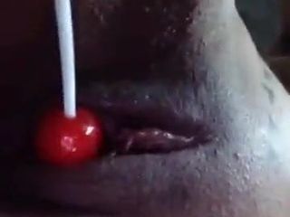 Tóc đỏ thủ dâm với kẹo mút