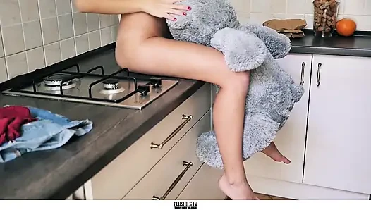 Seks oral Amber dan Teddy di dapur