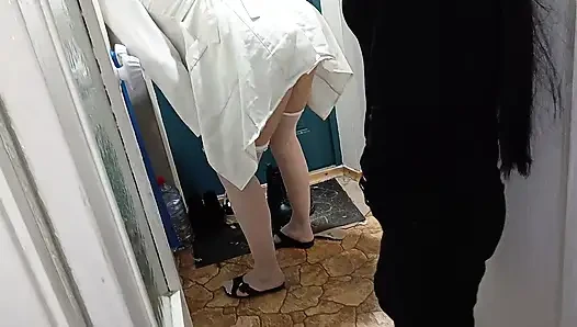 Aku mergokin dokterku lagi asik masturbasi dan bantuin dia crot