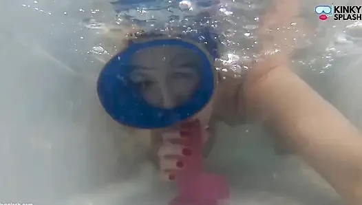 Минет с присоской чашкой с дилдо в латексном купальнике и дайв-маске