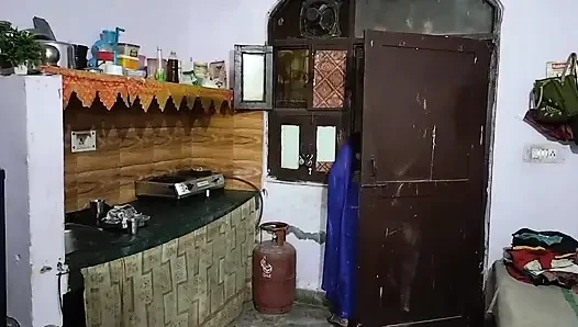 Mein milchmann bitten um die Rechnung, indisches dorf bhabhi zahlt milchrechnung durch hardfuck in der Küche mit HINDI AUDIO.