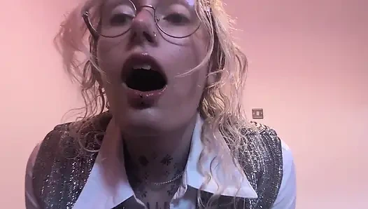 Сексуальный риелтор отчаялся сделать продажу