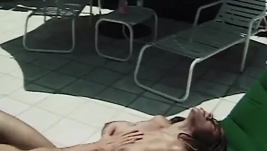 Межрасовая студенческой вечеринка с бассейном