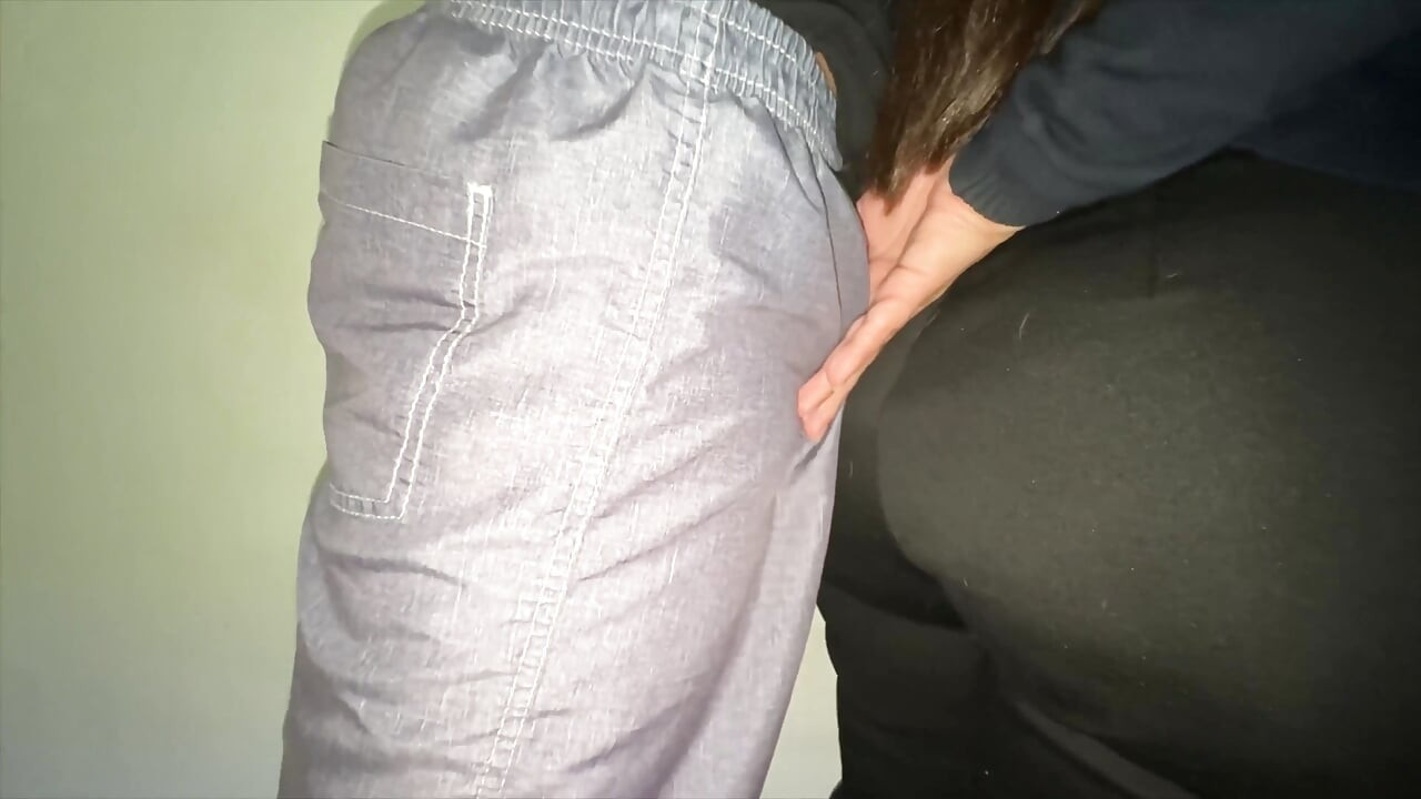 Chica Culona Toca El Pene De Un Extraño