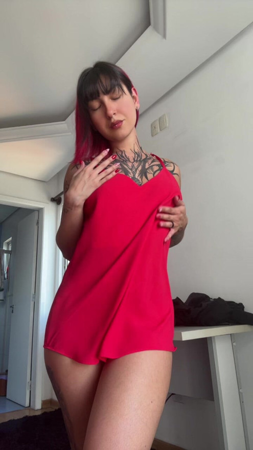 i'm in love with this red dress