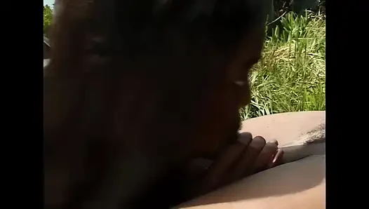 Geiles Mädchen genießt einen großen Schwanz