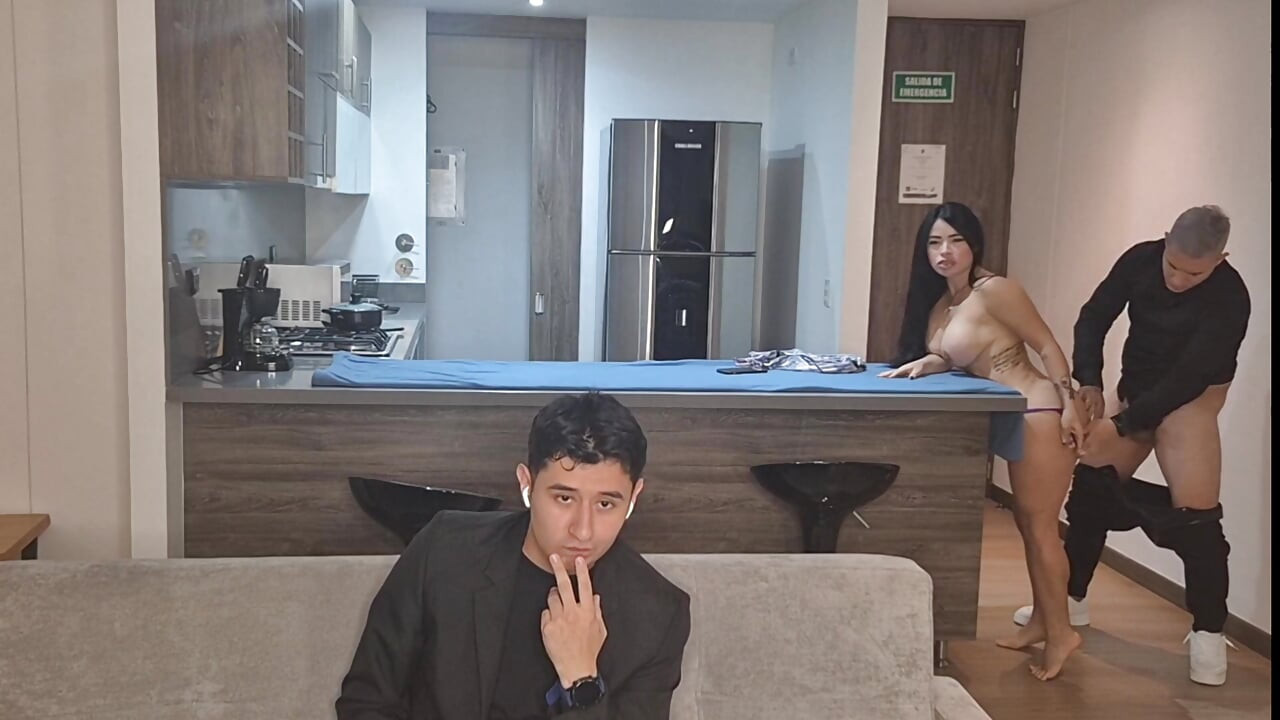 무심코 축구 경기를 보면서 내 가장 친한 친구의 여동생과 섹스를 했다