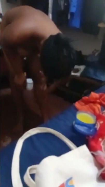 נערה אפריקאית נדירה מציגה את הגוף הטבעי שלה ללא עריכה | קליפ 1