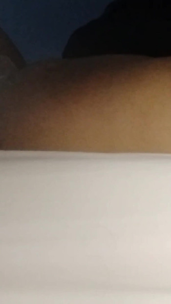 "Seksi küçük beyaz tangalı külot giyen adam meme uçlarını kadın kadın tarafından erkek iç çamaşırıyla yalatıyor" den güçlü an