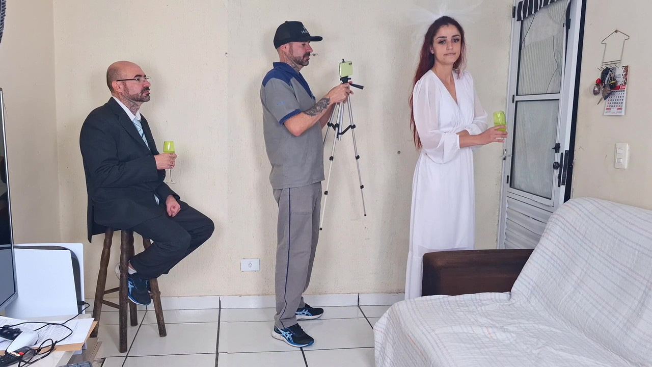 新婚新娘在拍照，而她的丈夫在外面等待