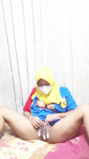 Memorable moment from "Hijab cashier Indomaret masturbates using dildo"