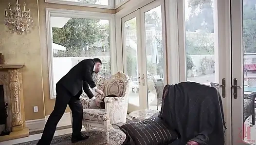 Şımarık üvey anne ve genç kız aşağılanıyor ve çifte sikiliyor