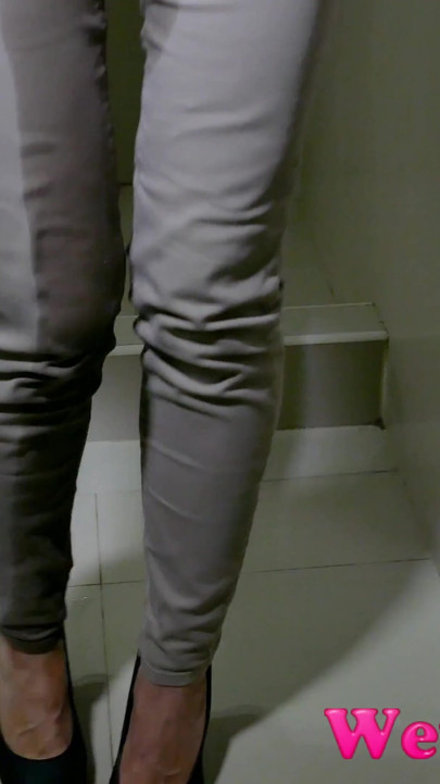 Jeans button stuck, she has to pee in her pants