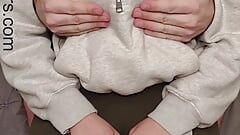 Förälder-lärarmöte hamnar i en intim bröstmassage