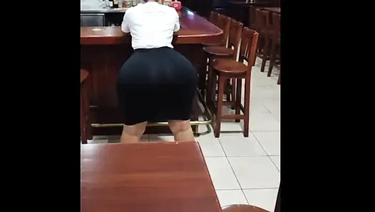 Pelayan pantat besar menunggu pesanan