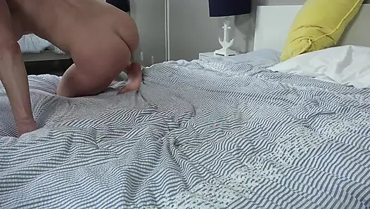 Kendra lust lagi asik ngentot kontol besar sampai mulutnya dicrot sperma hangat